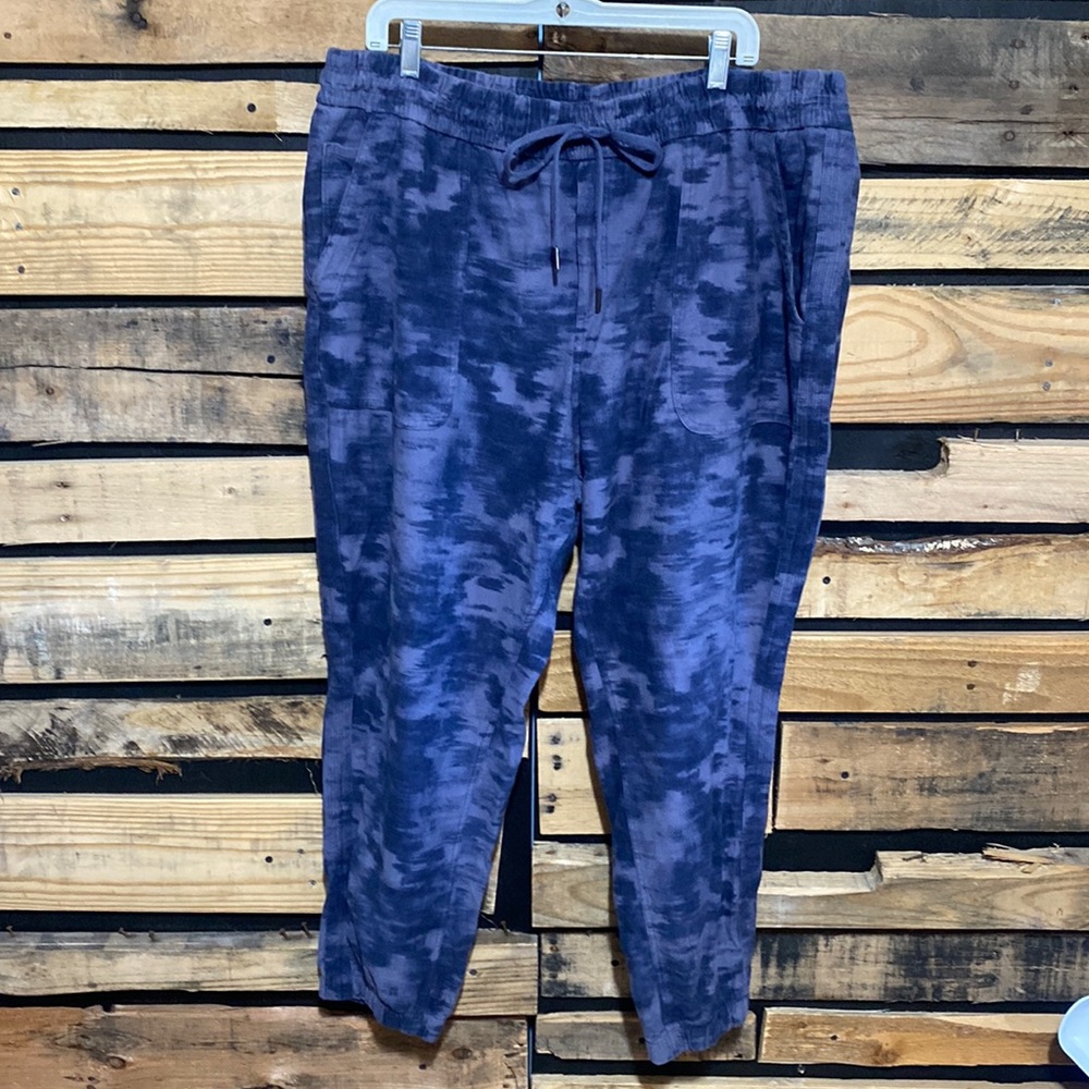 Athleta Farallon Printed Jogger Blue Tie Dye Pants
Inversion Medieval Violet 24